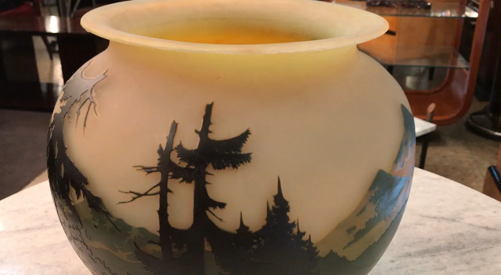 Verre signé avec un paysage doux de conifères