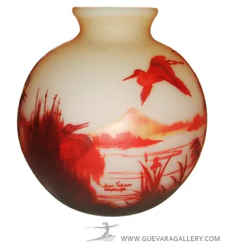 Vaso rotondo in tonalità chiare con design di paesaggi e uccelli rossi, firmato Muller Freres.