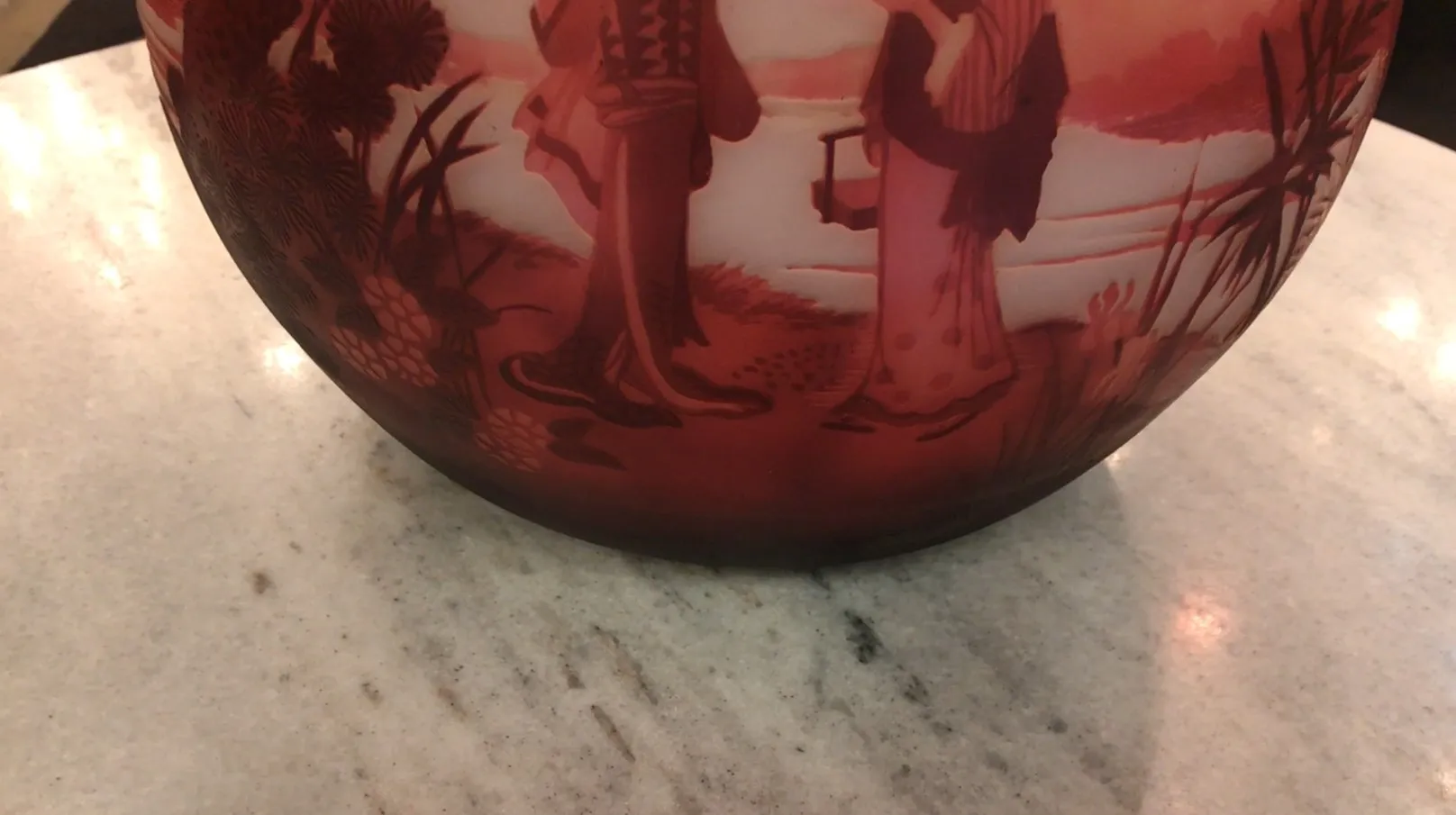 Verre ancien signé avec des figures dans le paysage, Muller Fres