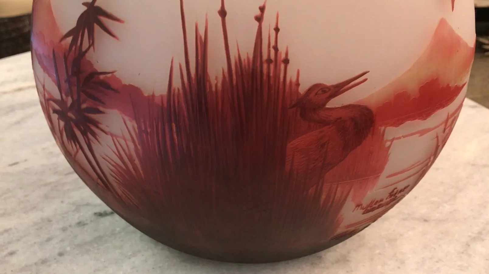 प्राचीन कांच जिसमें मुलर फ़्रेरेस की हस्ताक्षर और प्राकृतिक रूपांकनों हैं।