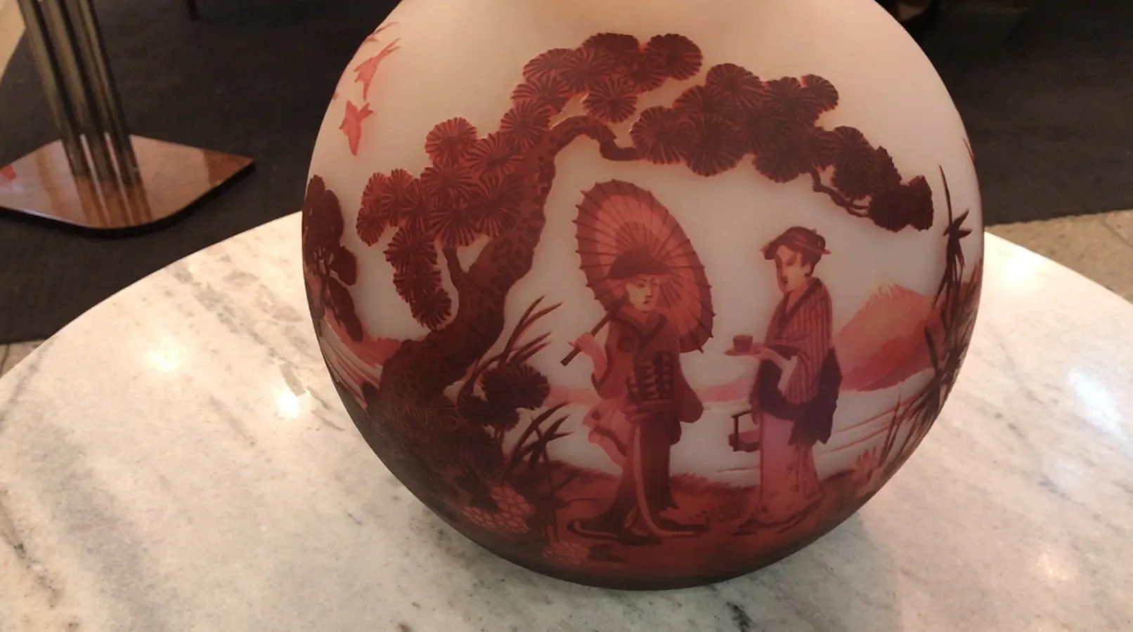 декоративная антикварная вещь с красочным дизайном, подписанная мюллер фрес, изображает культурные сцены