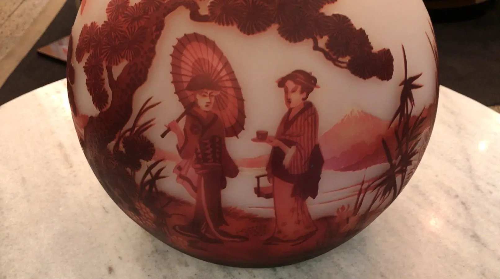 verre ancien avec design signé représentant des personnages
