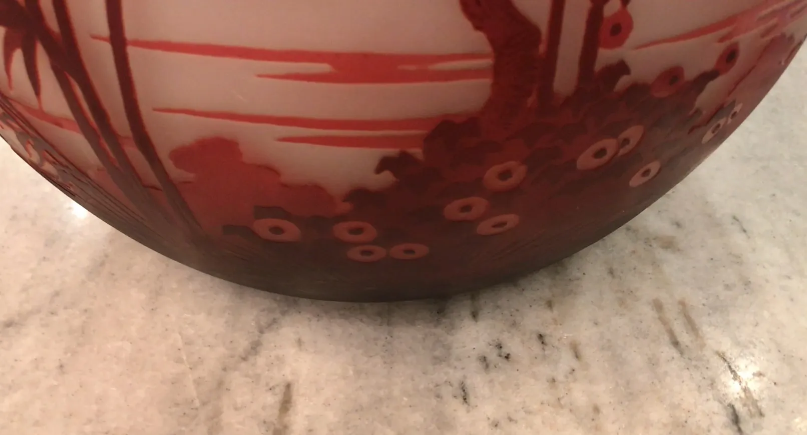 Verre antique signé par Muller Fres, décorations rouges et détails fins.