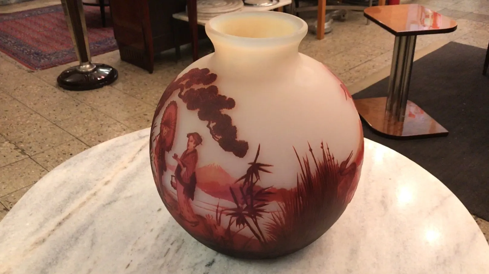 Vidrio antiguo firmado por Muller Fres con diseño pintado