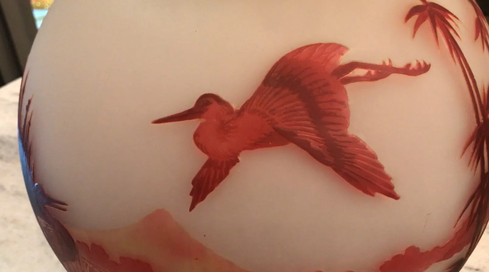 Verre ancien signé Muller Fres avec un design coloré.