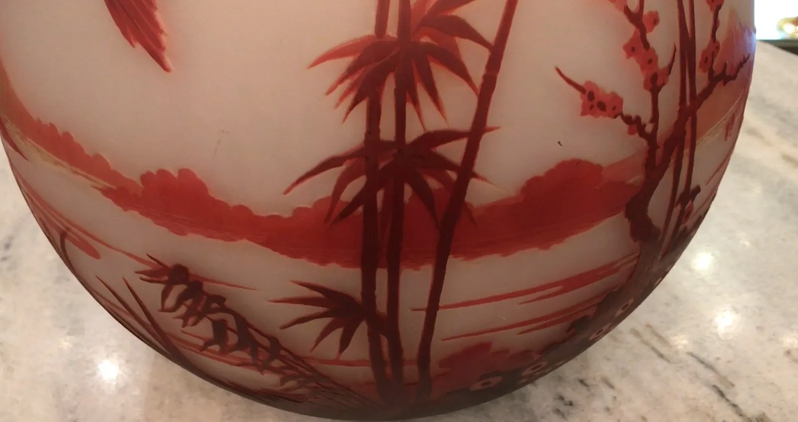 Vidro antigo assinado Muller Fres com design floral em vermelho.