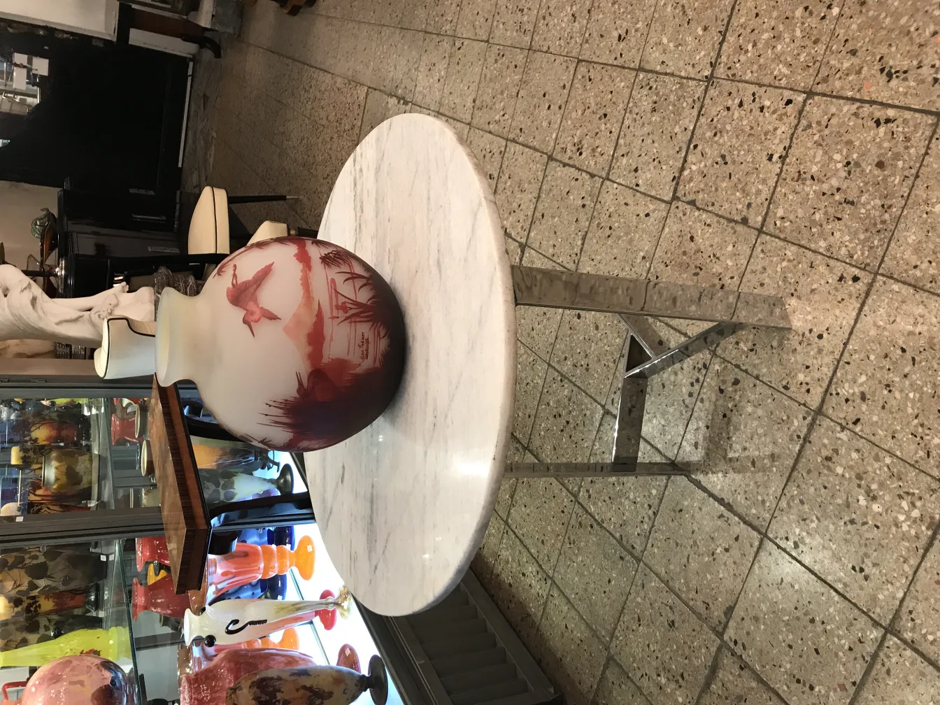 Bela antiguidade vidro com design artístico e assinatura Muller Freres.