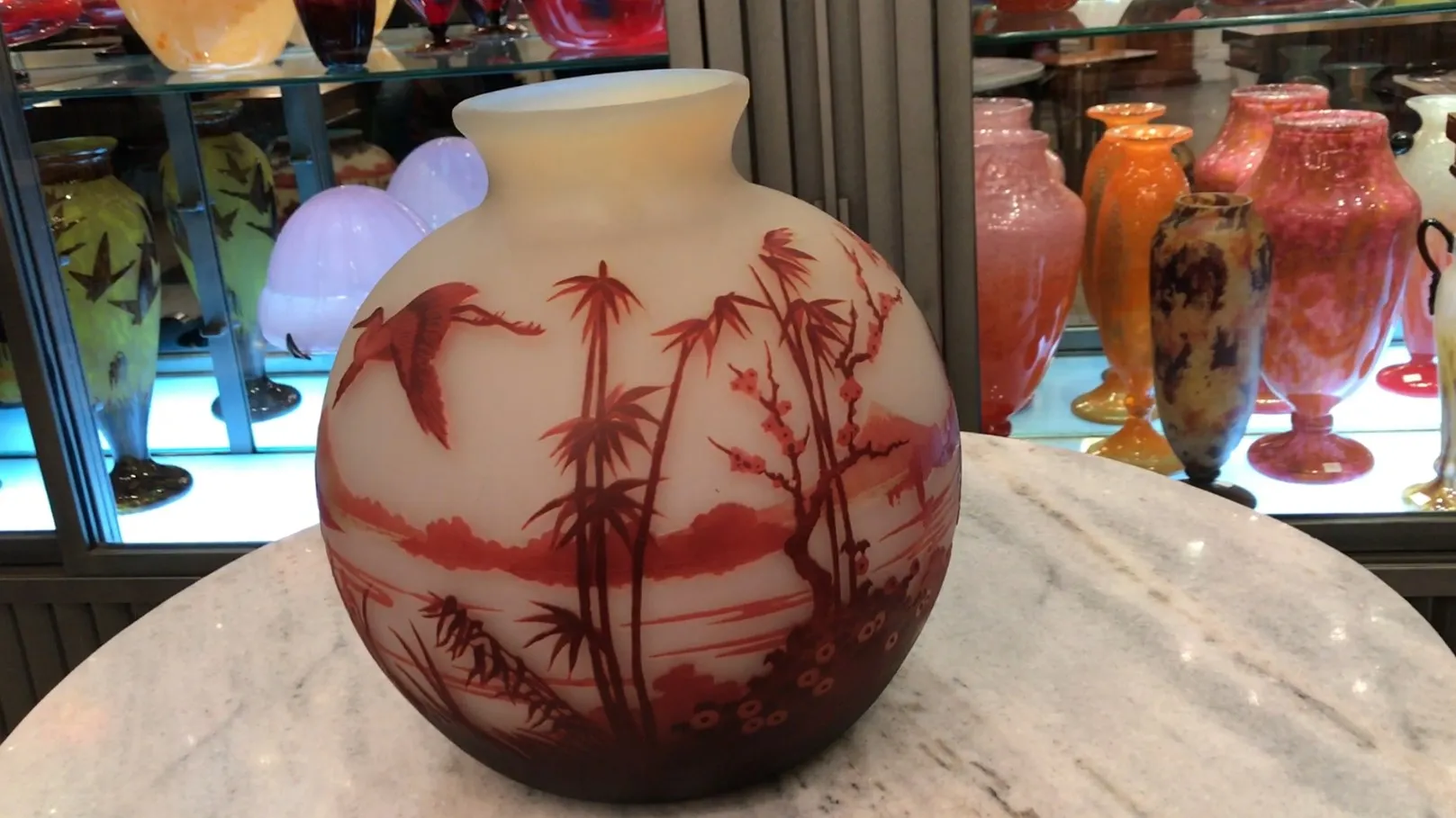 vase ancien en verre avec design de paysage et oiseaux, signé muller fres