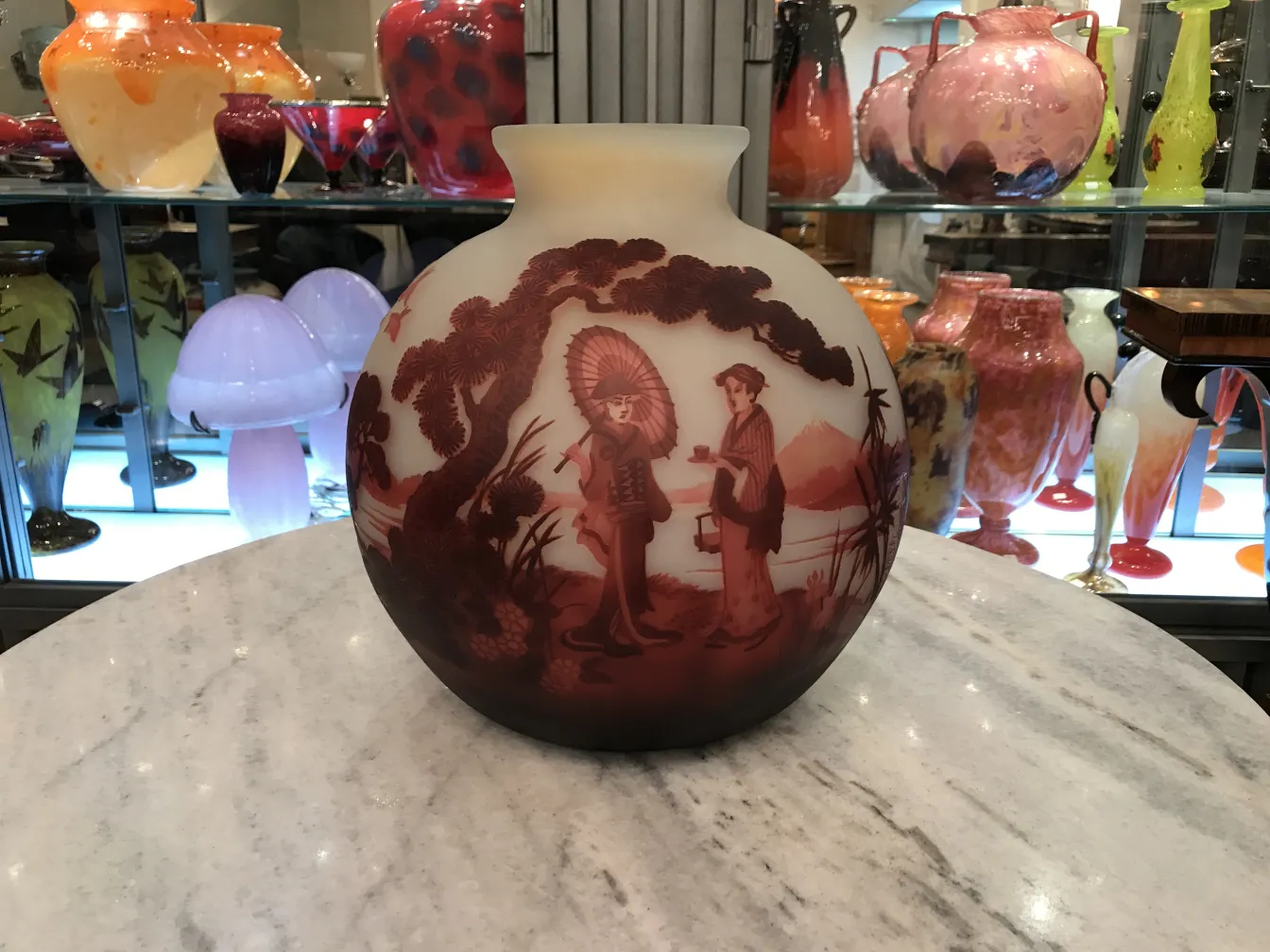 Schöner Vase mit roten Figuren, antike muller fres umgeben von anderen dekorativen Gegenständen.