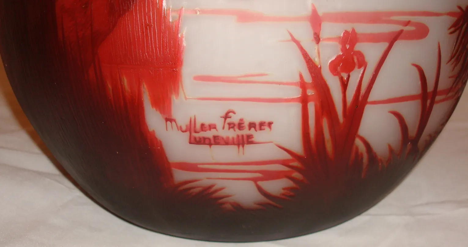 vidrio antiguo con firma de muller fres en un entorno natural