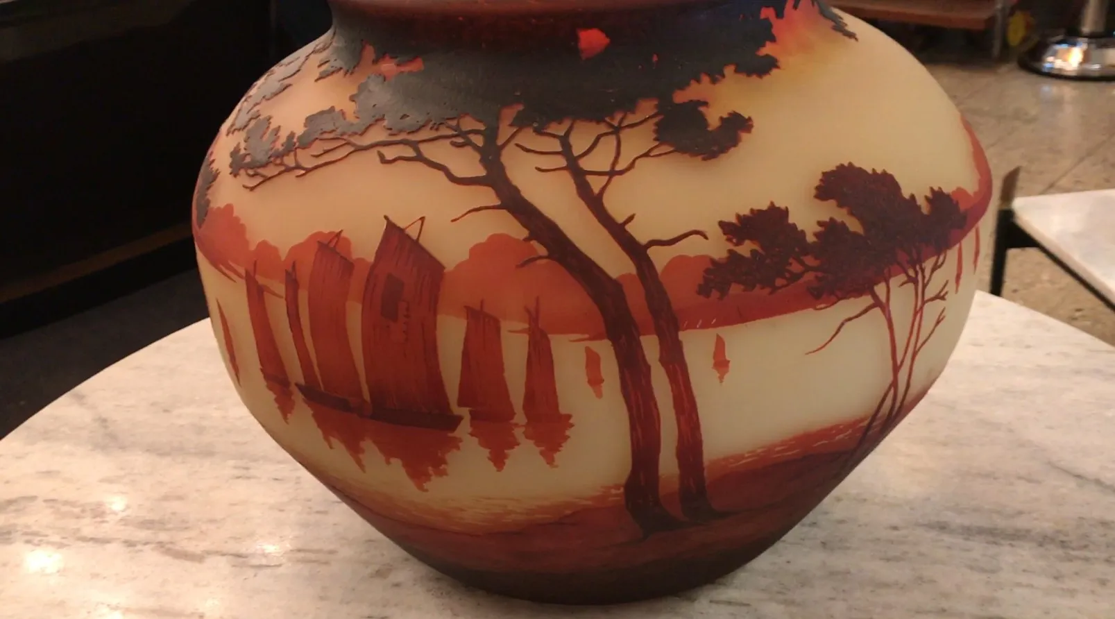 dekorative antike Jar mit Landschaft und Booten im Wasser