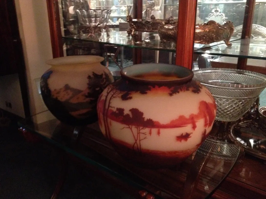 Zwei antike Krüge mit einer Landschaft dekoriert, Museumsambiente.