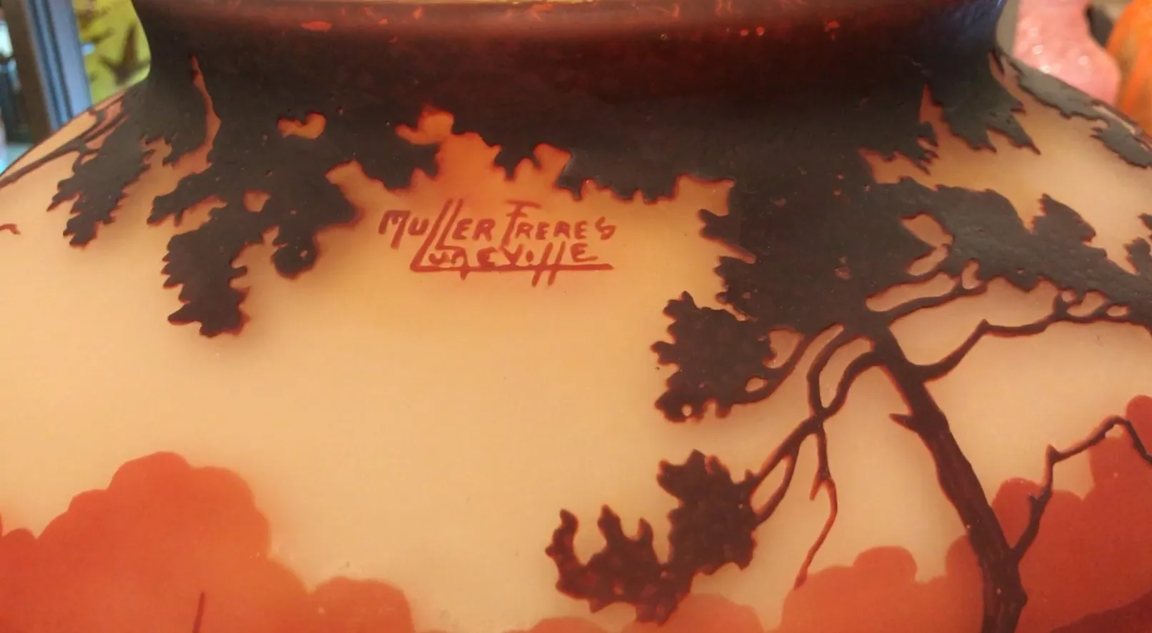 고대 서명된 유리잔, 자연 나무 디자인의 muller-fres