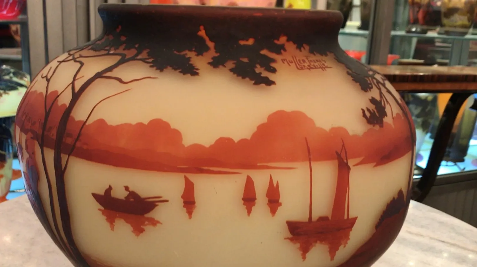 Verre signé avec paysage de lac et bateaux, antiquité