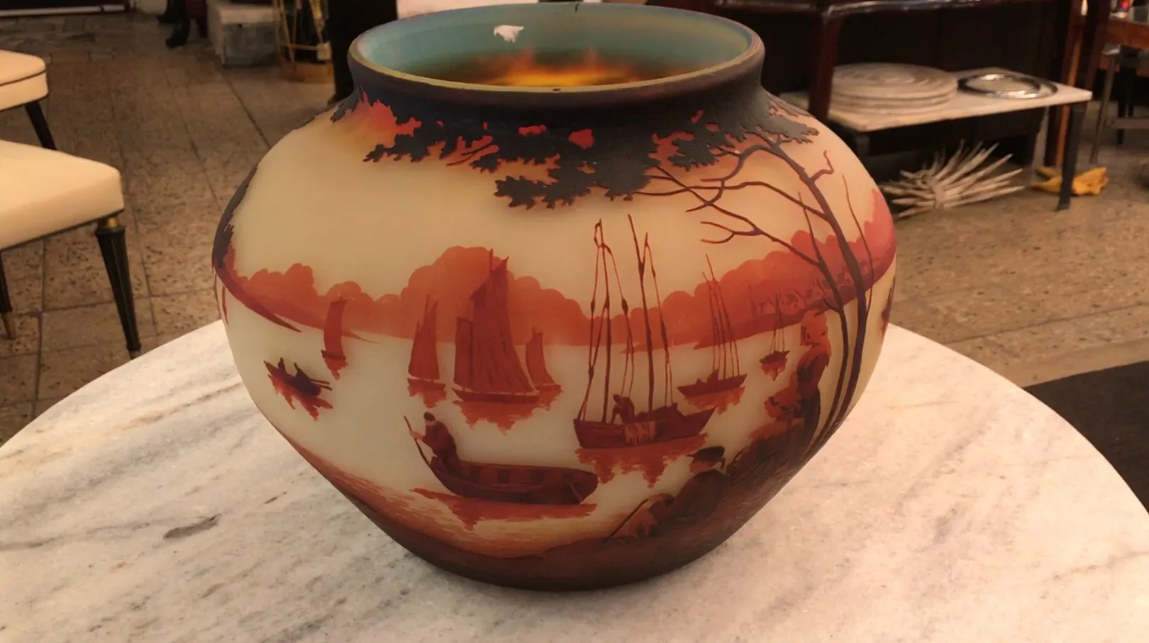 ग्लास पर हस्ताक्षरित (Muller Fres) समुद्री परिदृश्य और नारंगी रंग की नावों के साथ।