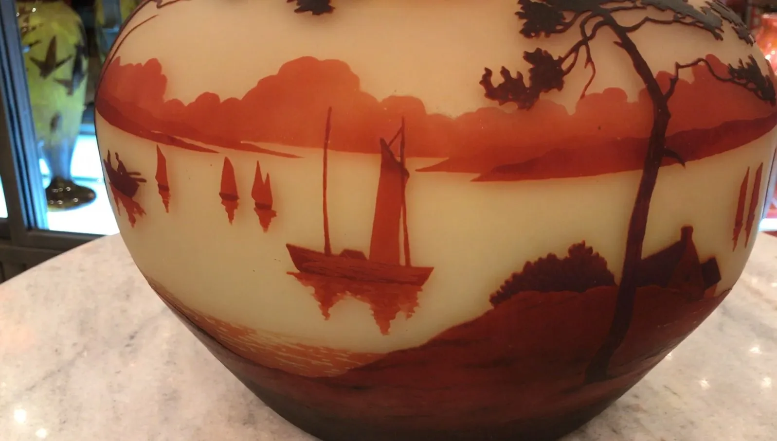 Verre ancien signé Muller Fres, décoré d'un paysage marin