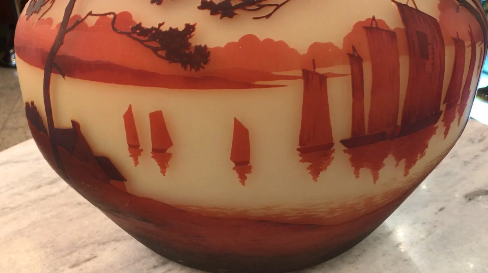 Vidrio firmado Muller Fres con escena de barcos y paisaje al atardecer, antigüedad.