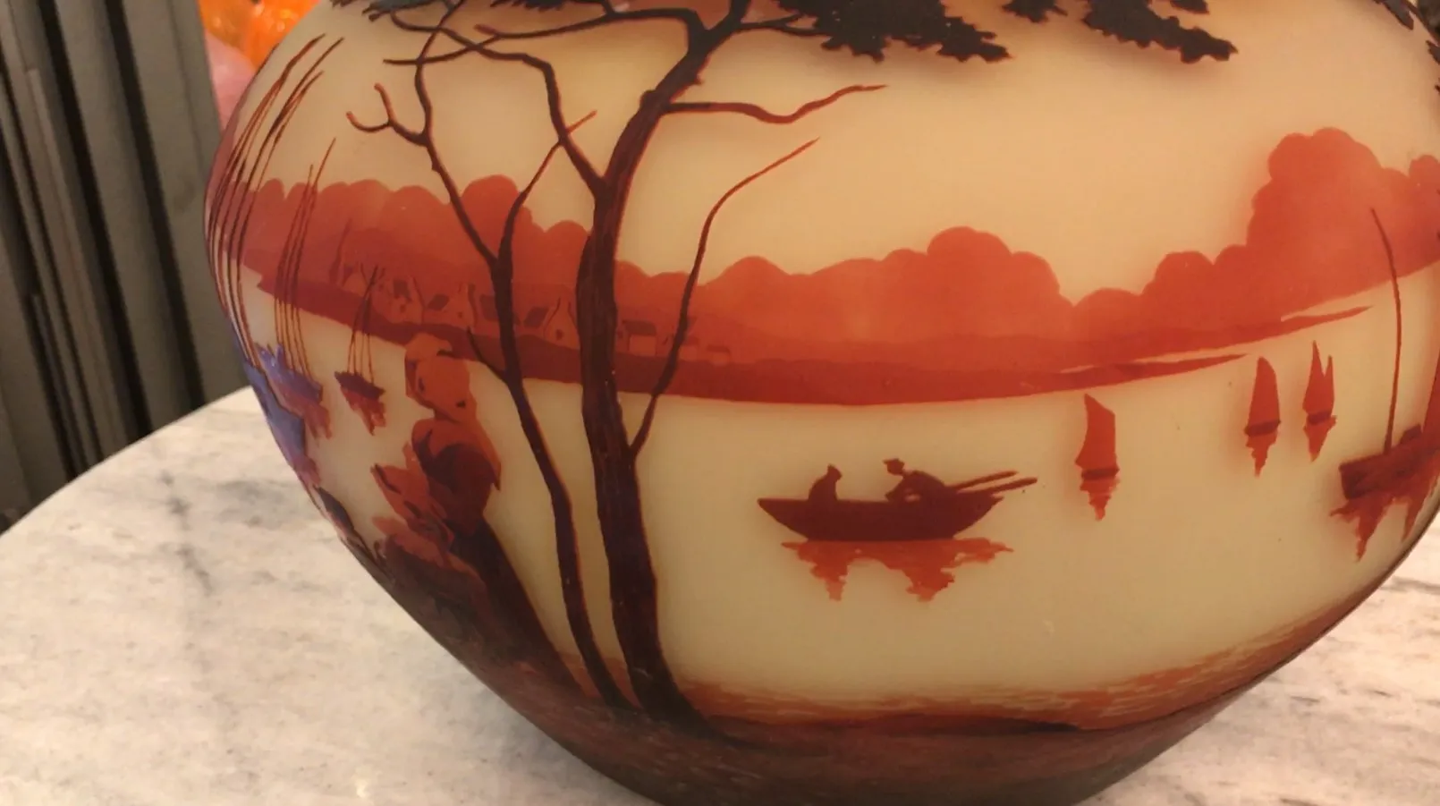 Verre signé Muller Fres avec paysage et bateaux, style ancien