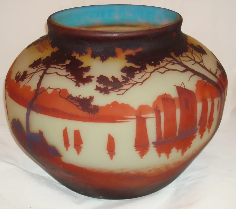 ग्लास जार पर हस्ताक्षरित मोलर फ़्रेरेस के साथ दृश्य