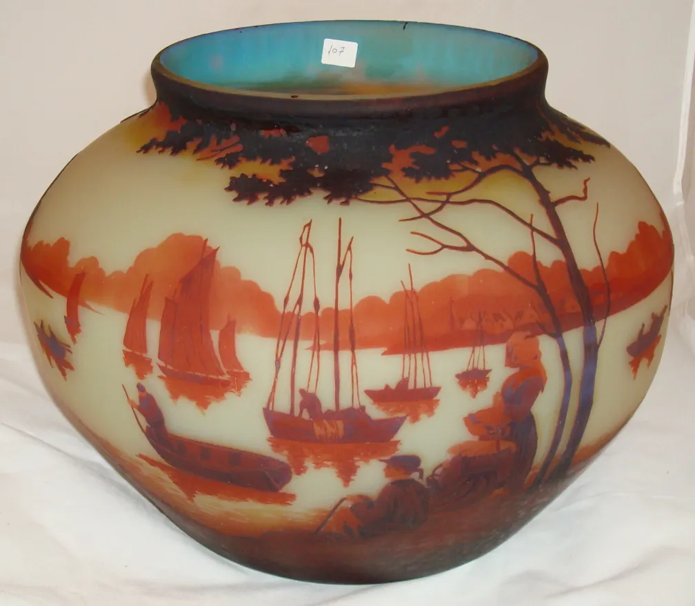 Verre antique signé Muller Fres avec paysage de bateaux et arbres