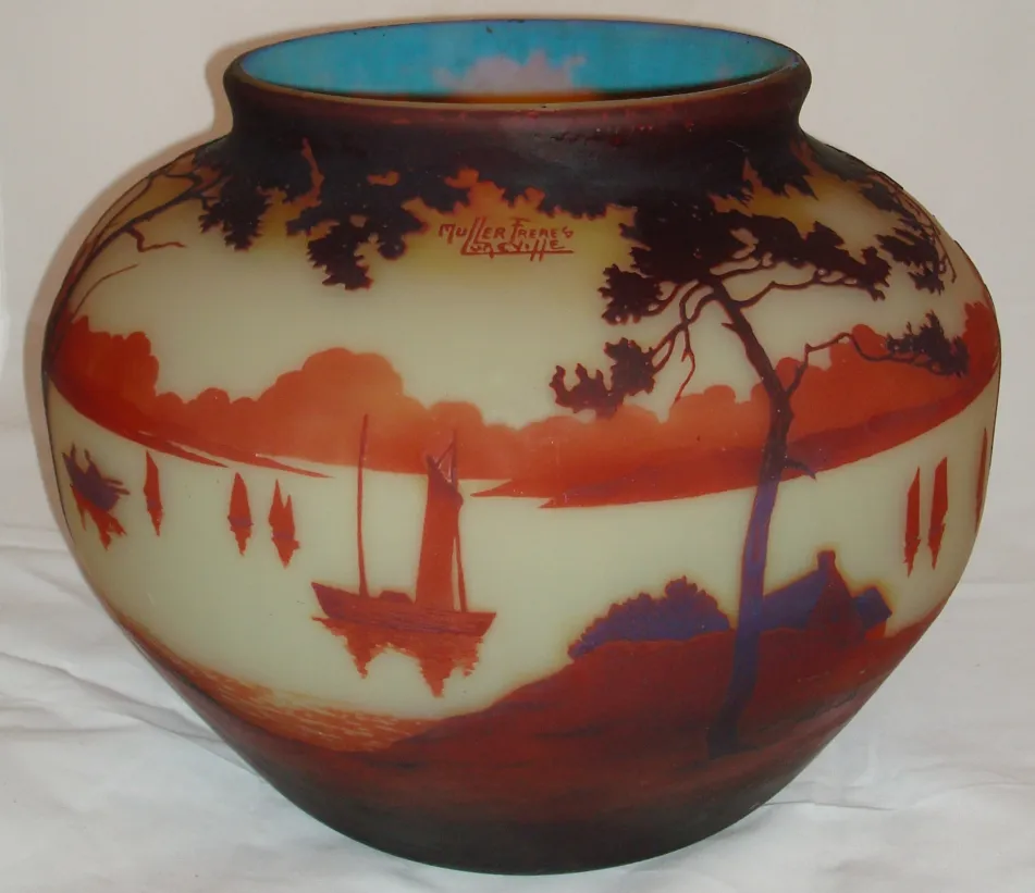 Vase ancien avec paysage d'arbres et de bateaux, muller freres