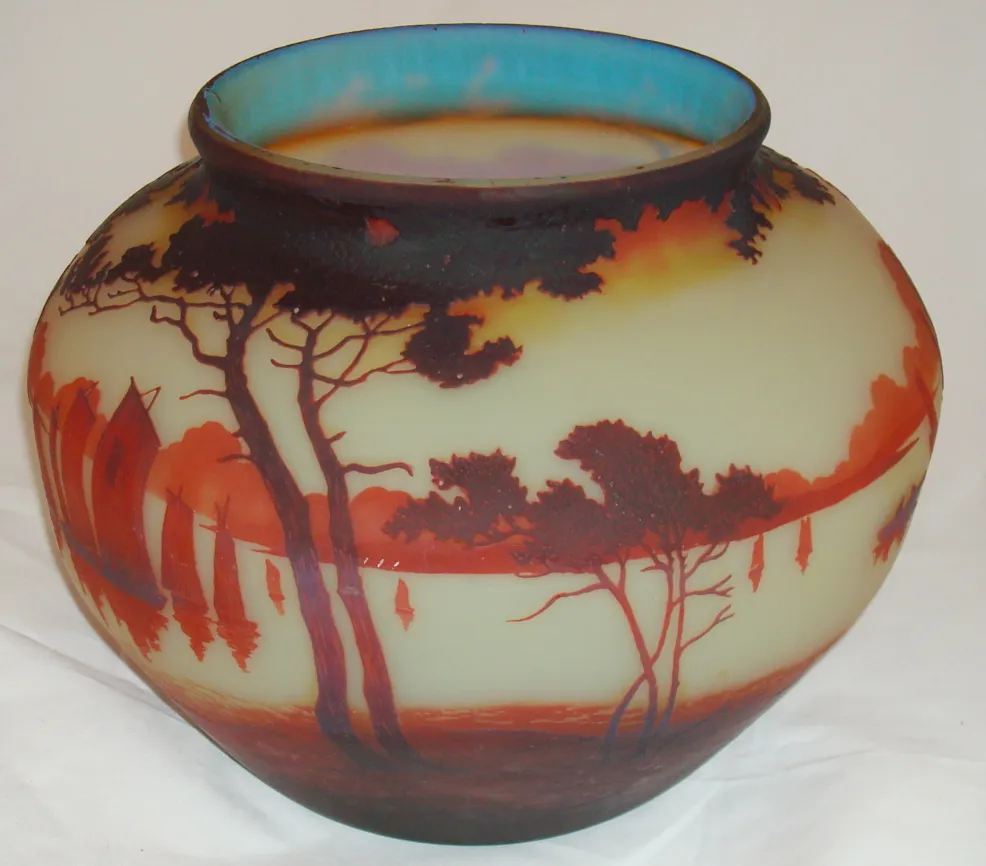 Антикварное подписанное стекло от Muller Fres с пейзажем деревьев и воды.