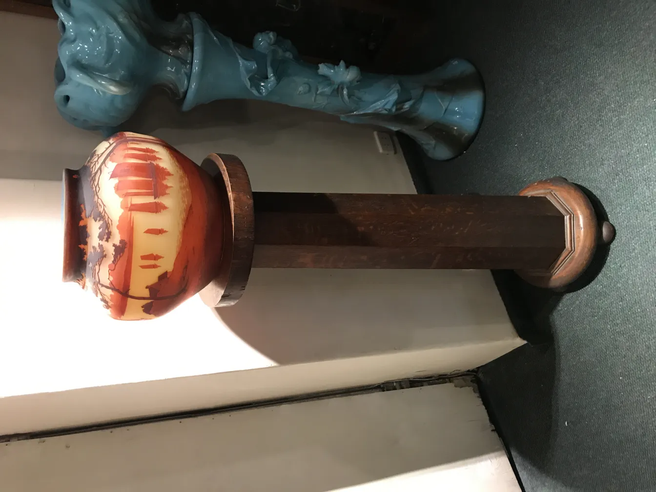 Vidrio firmado Muller Fres en un soporte decorativo, fondo de ambiente antiguo.