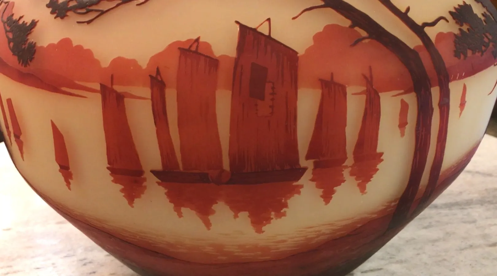 पुराना ग्लास पर हस्ताक्षरित मुलर फ़्रेरेस के साथ नावें, नारंगी रंग