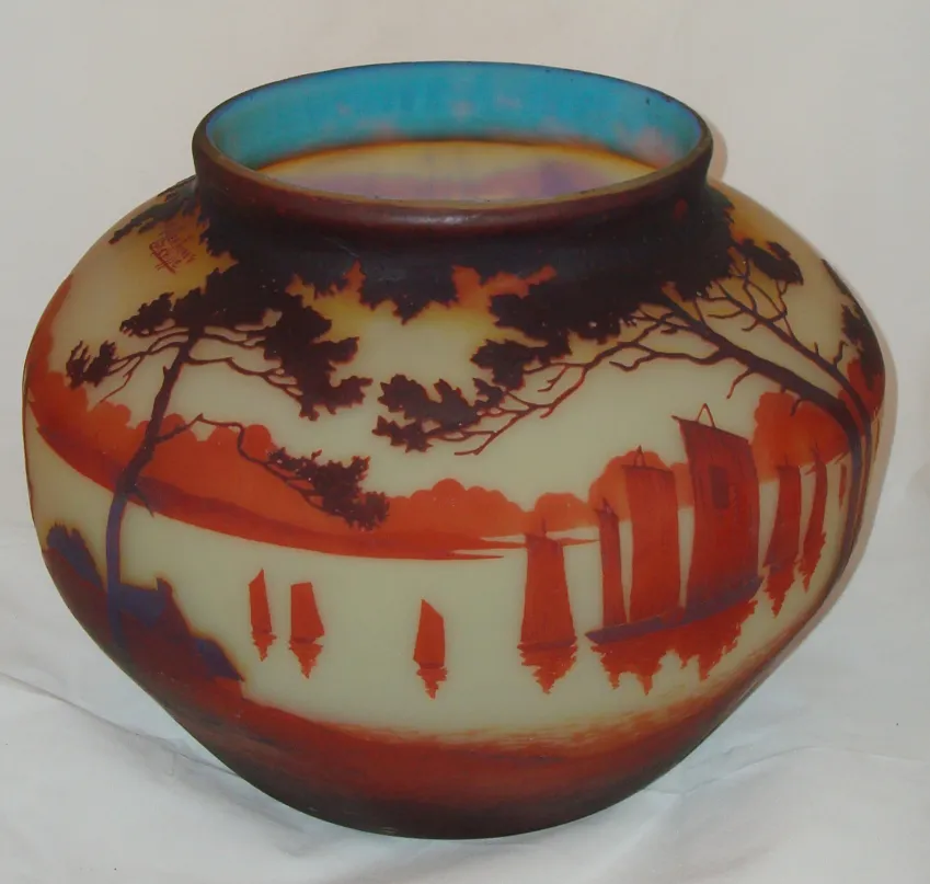 vase décoratif avec paysages et reflets dans l'eau