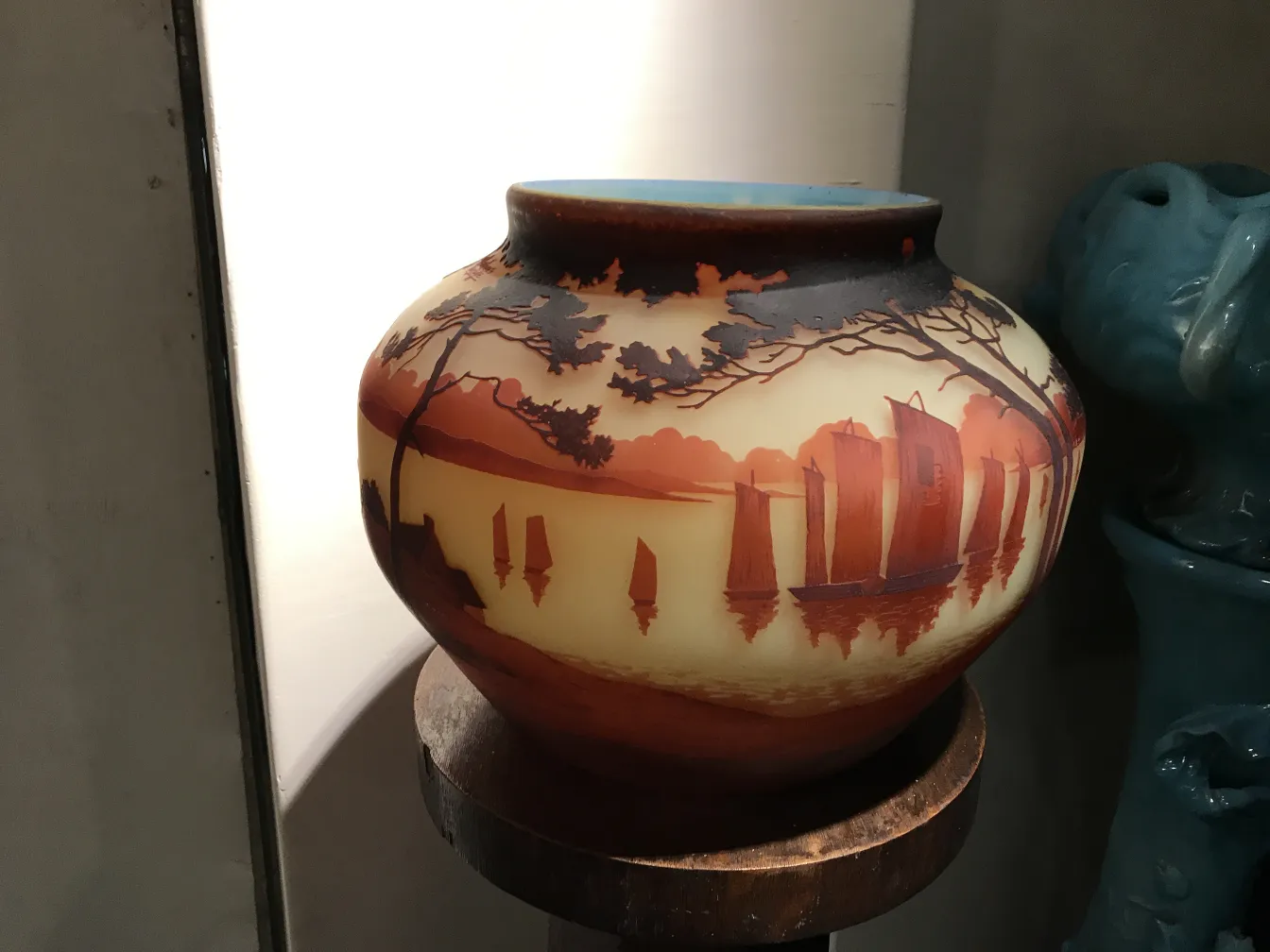 antike Vase mit Boot- und Baumlandschaft, signiert von Muller Fres