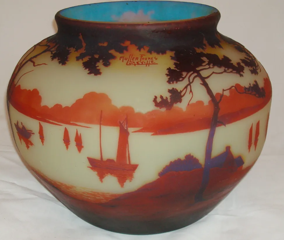Antike Vase mit gemalter Landschaft, signiert muller freres