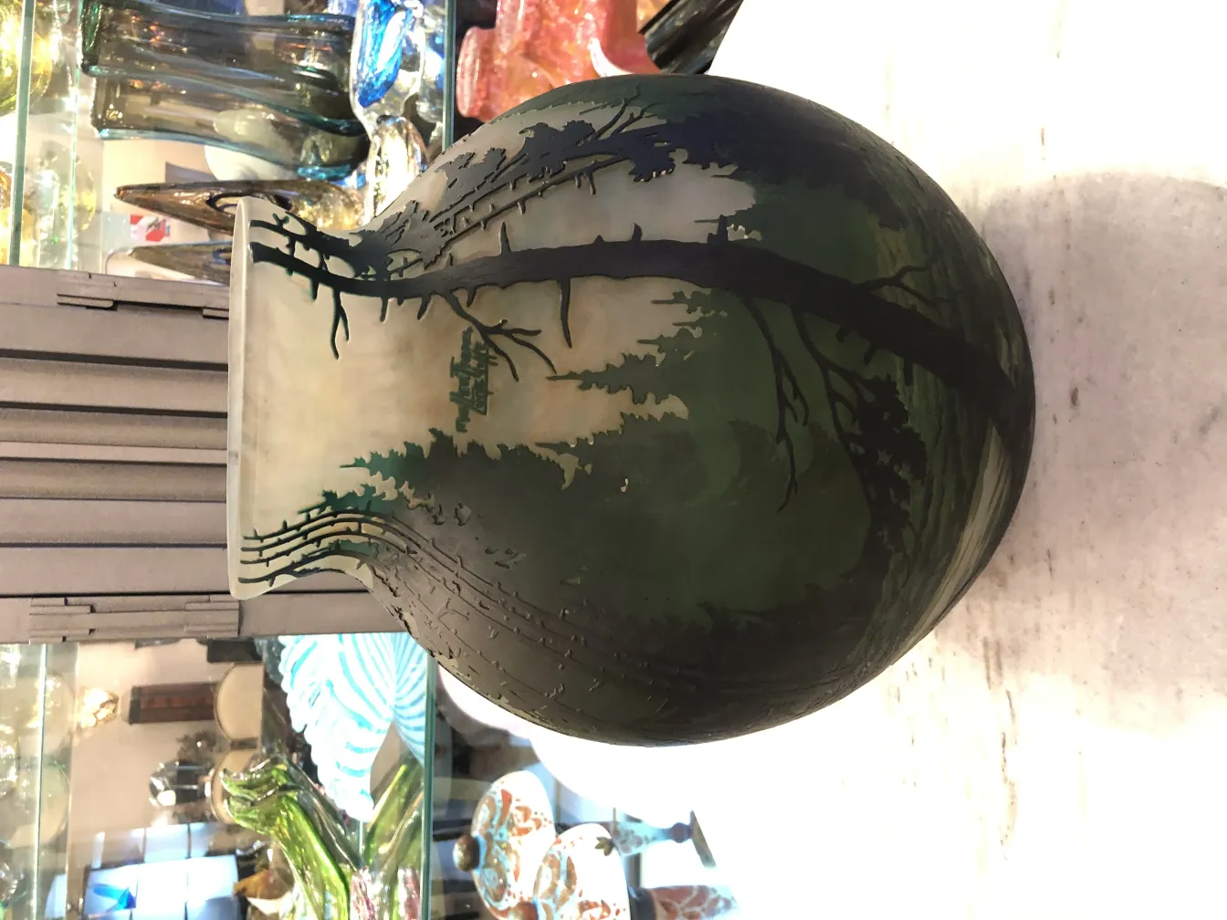 زجاج قديم بتصميم شجر، موقع من مولا فرير.