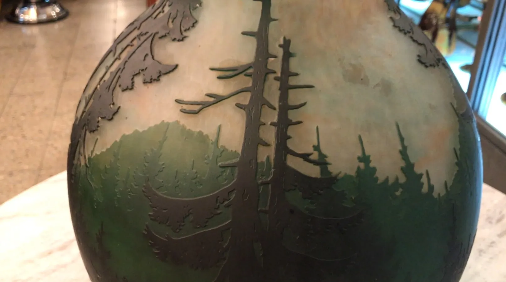 Verre signé Muller Fres avec paysage d'arbres et forêt