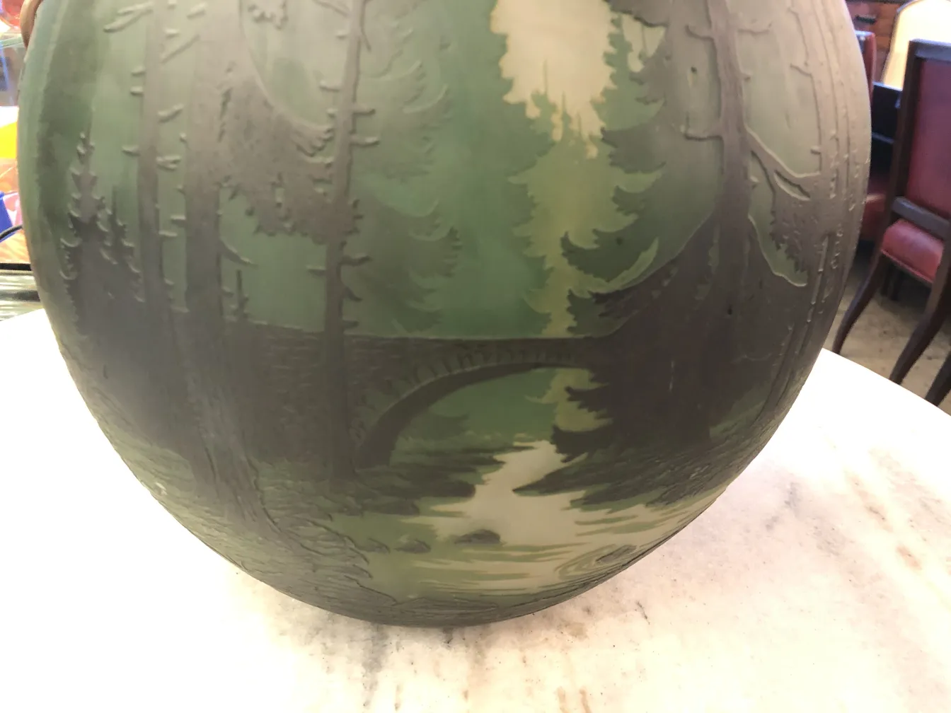 Vidro assinado Muller Fres com paisagem pintada em tons de verde