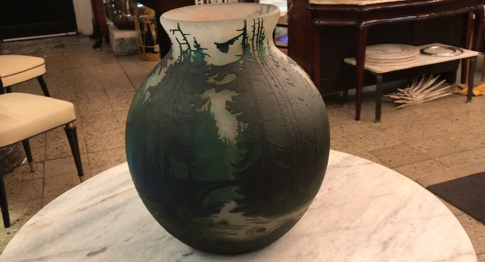 Vaso com paisagem em tons de verde e detalhes esculpidos, antiguidade muller fres.