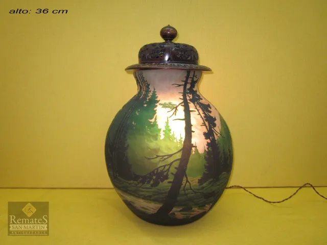 lampara antigua con dibujo de paisaje y luz cálida