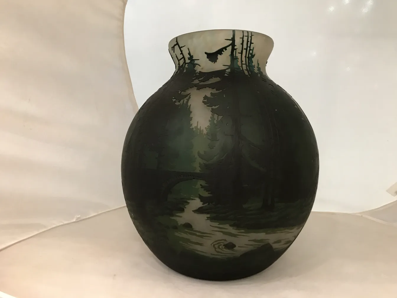 Vaso in vetro firmato da Muller Freres con paesaggio verde