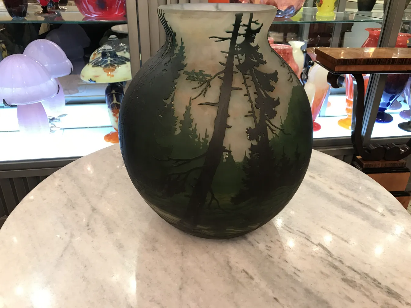 jarrón antiguo decorado con paisajes naturales en colores oscuros