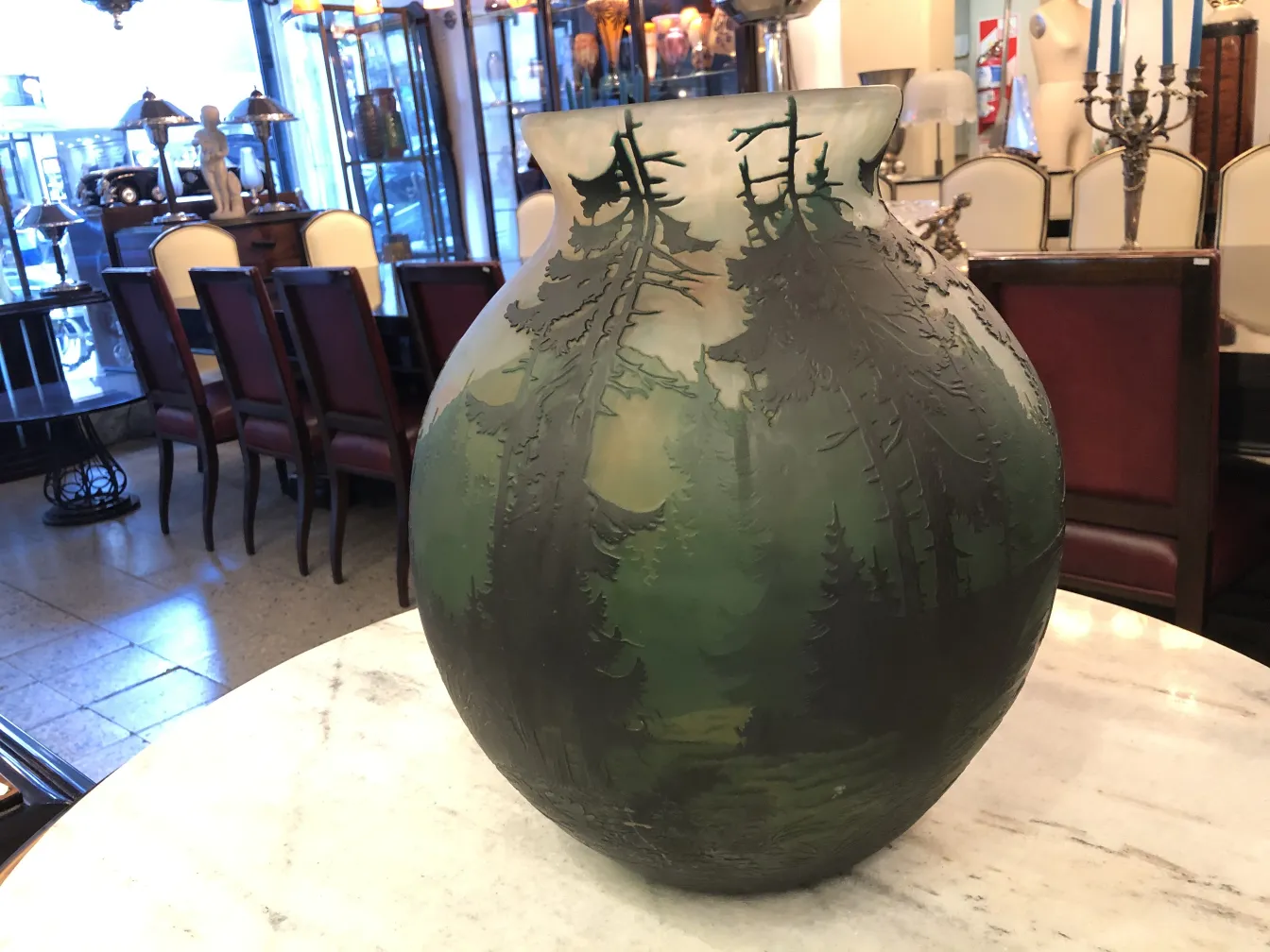 Vista di vetro firmato antico muller fres con paesaggi di alberi, utilizzato come decorazione.