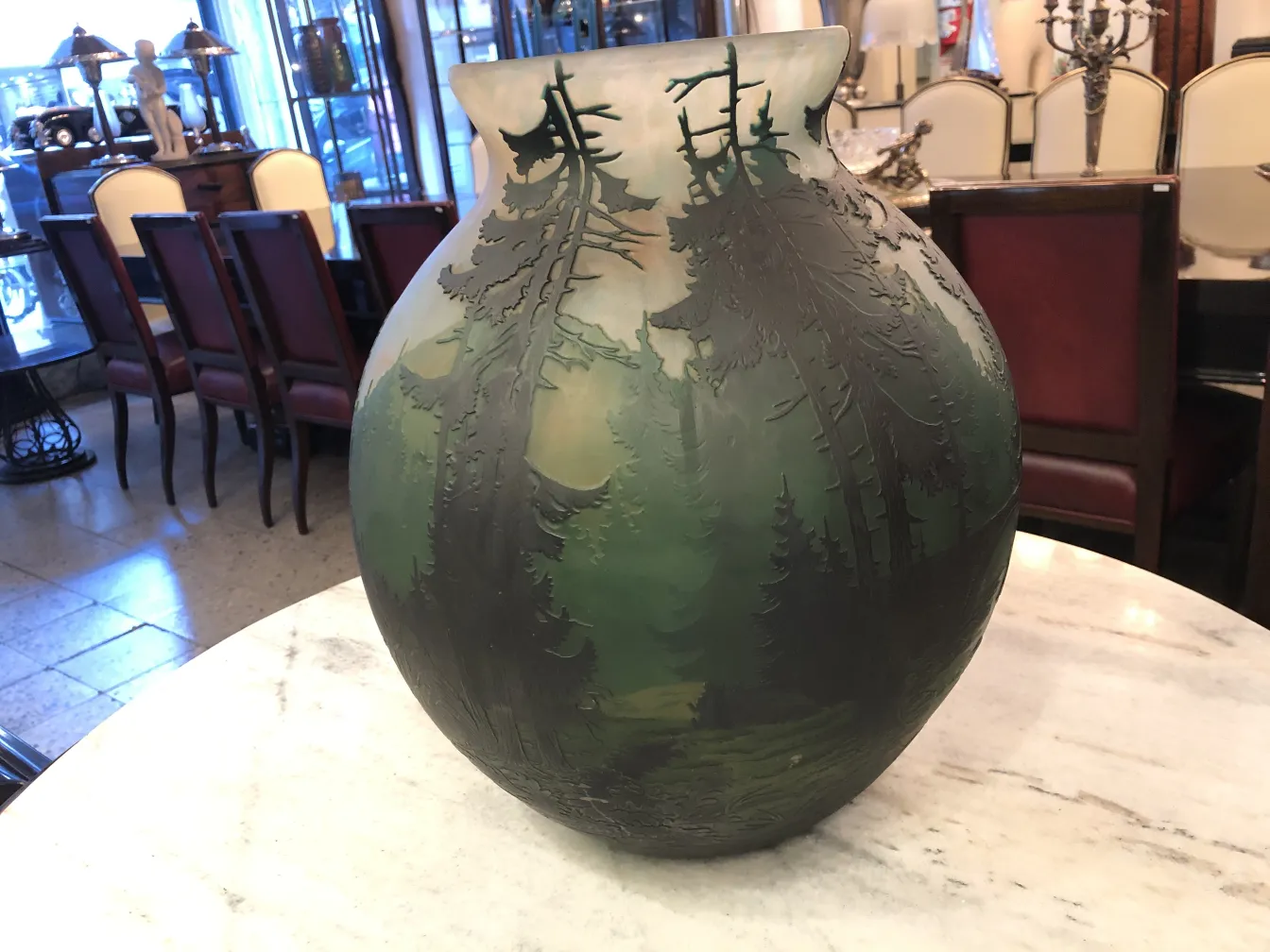 vase ancien en verre signé Muller Fres, avec des paysages verts et des arbres