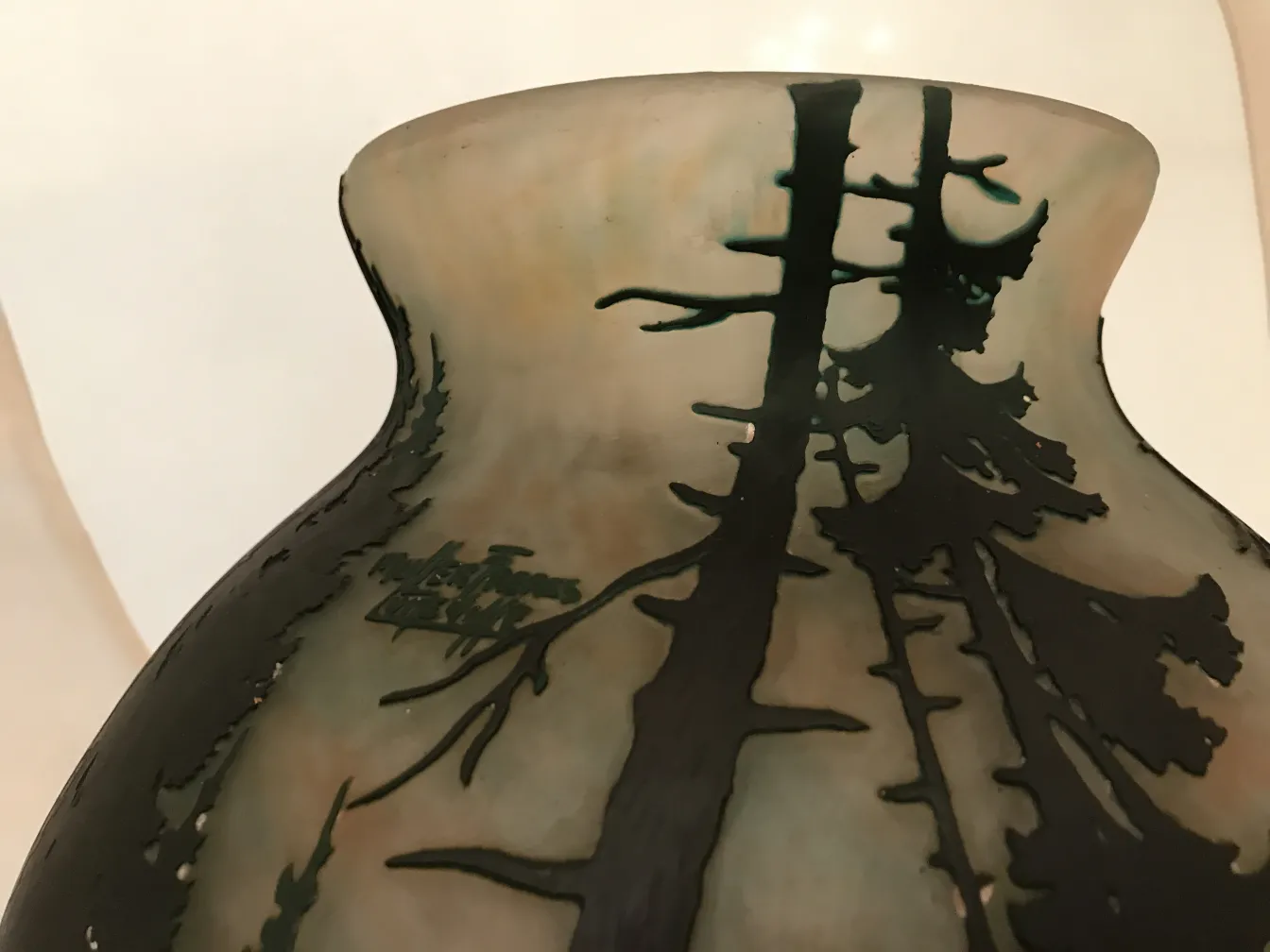 vase antico con design di alberi e firma Muller Fres