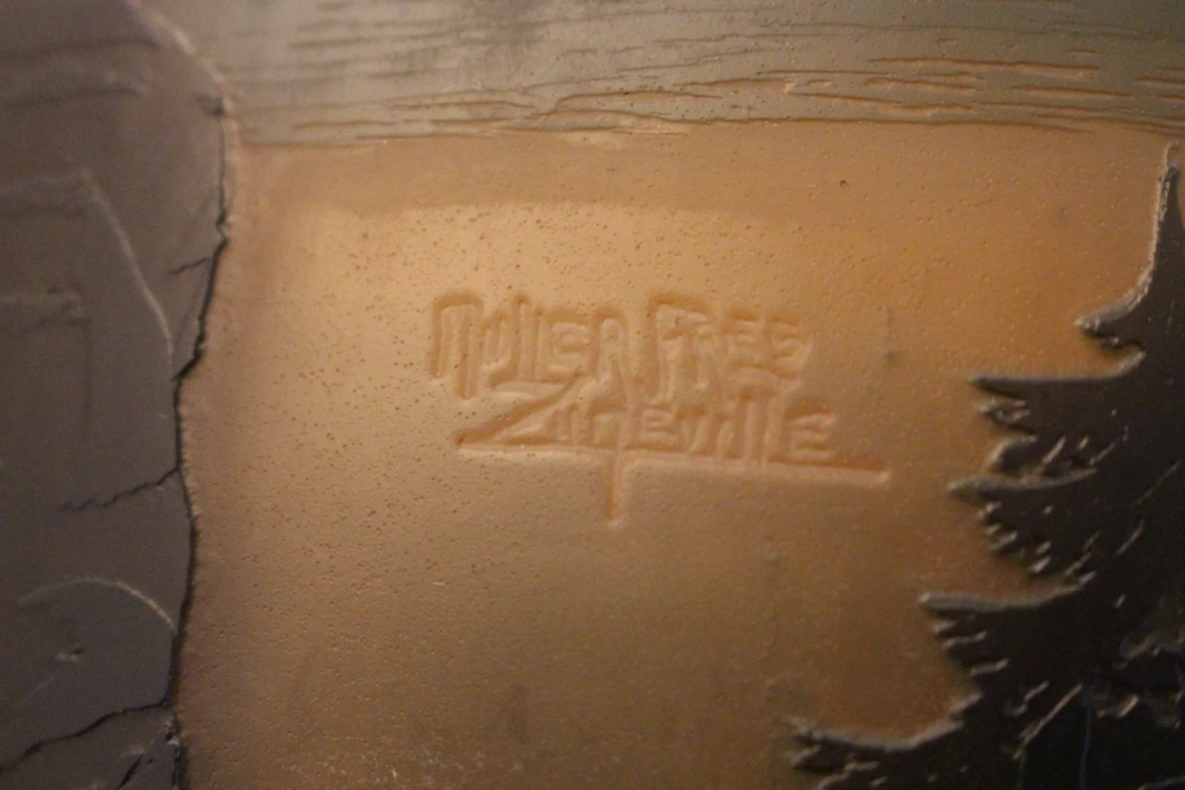 Pezzo di vetro antico con firma Muller Fres. Design elegante.