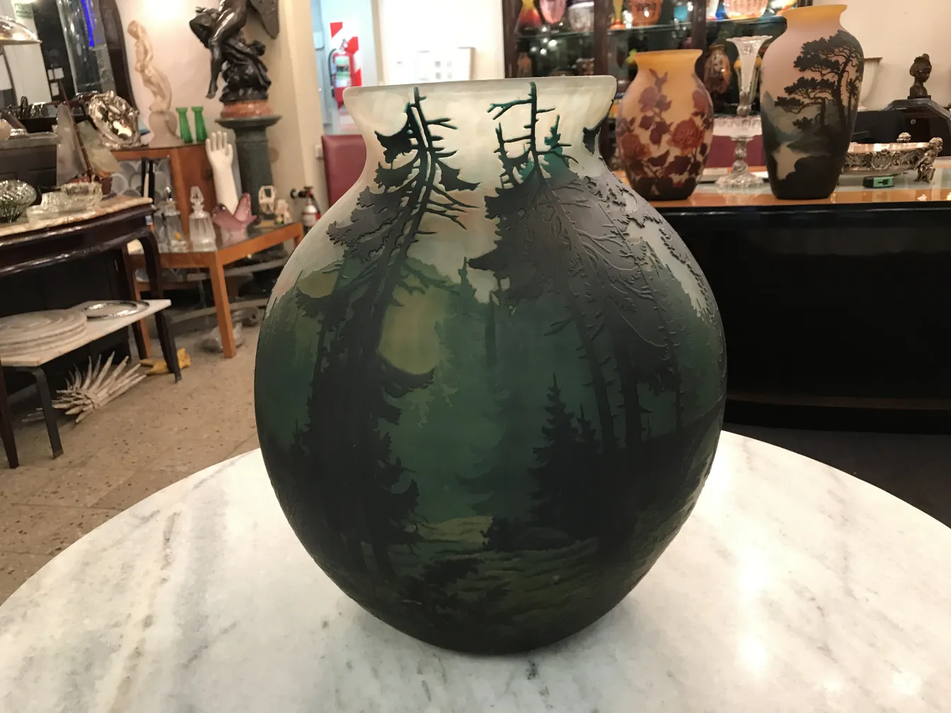 Verre ancien signé avec paysage naturel et grands arbres, Muller Fres.