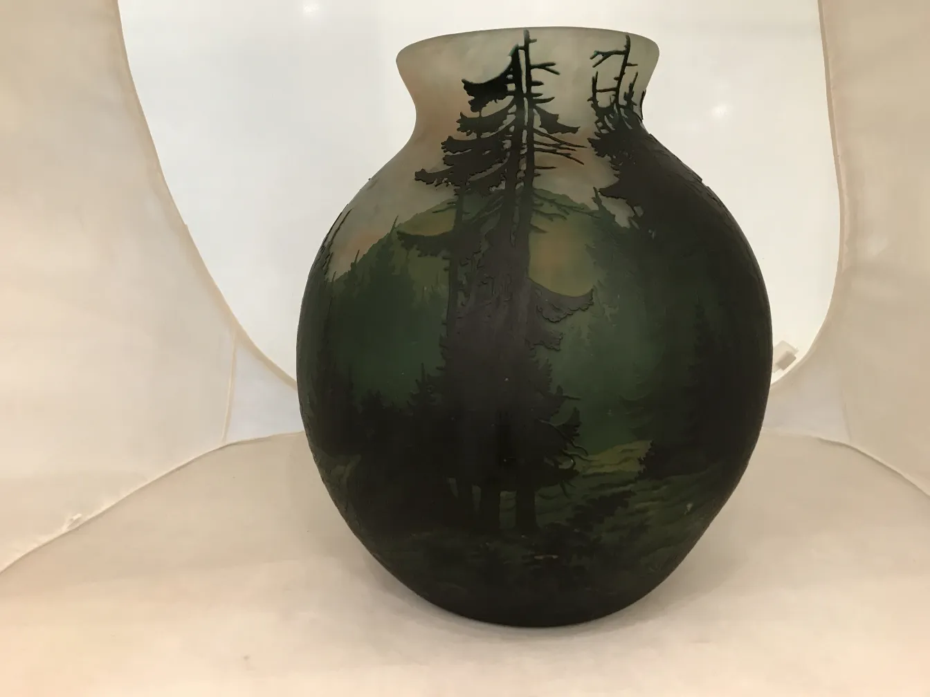 Vase ancien avec des paysages d’arbres verts, signé par Muller Fres.