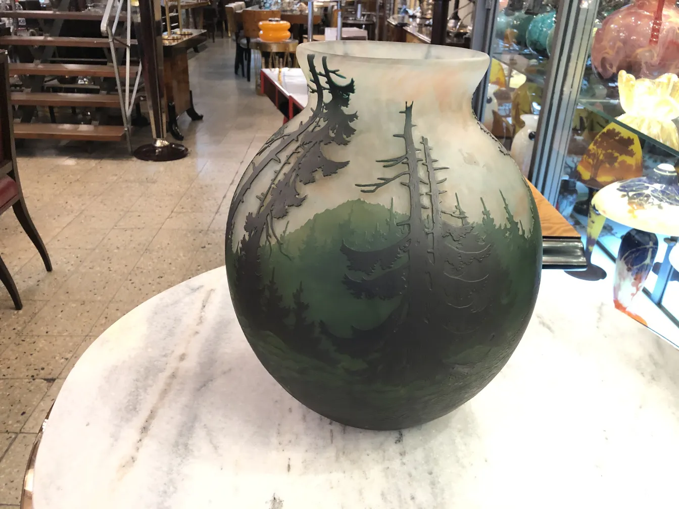 Pieza decorativa antigua de vidrio con firma de Muller Fres, con diseño de naturaleza.