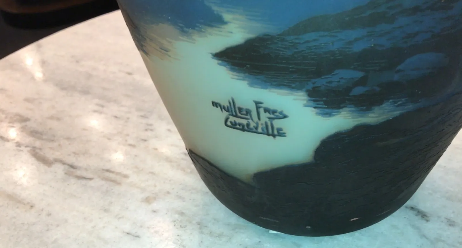 Vetro firmato Muller Fres con paesaggio blu e nero