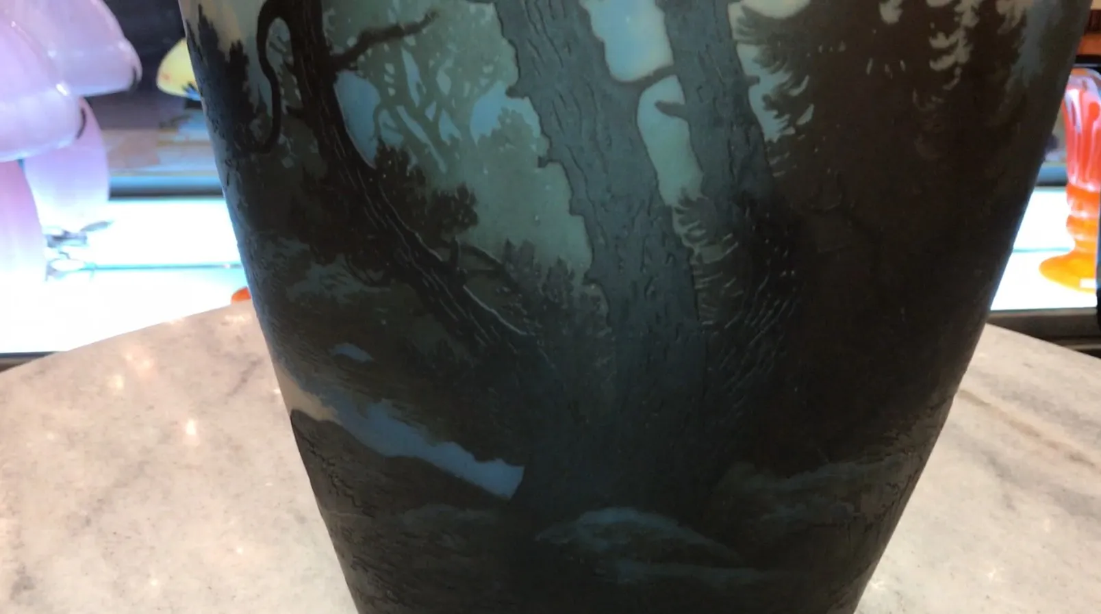 Verre ancien signé par Muller Freres présentant une scène naturelle d'arbres, parfait pour la décoration.