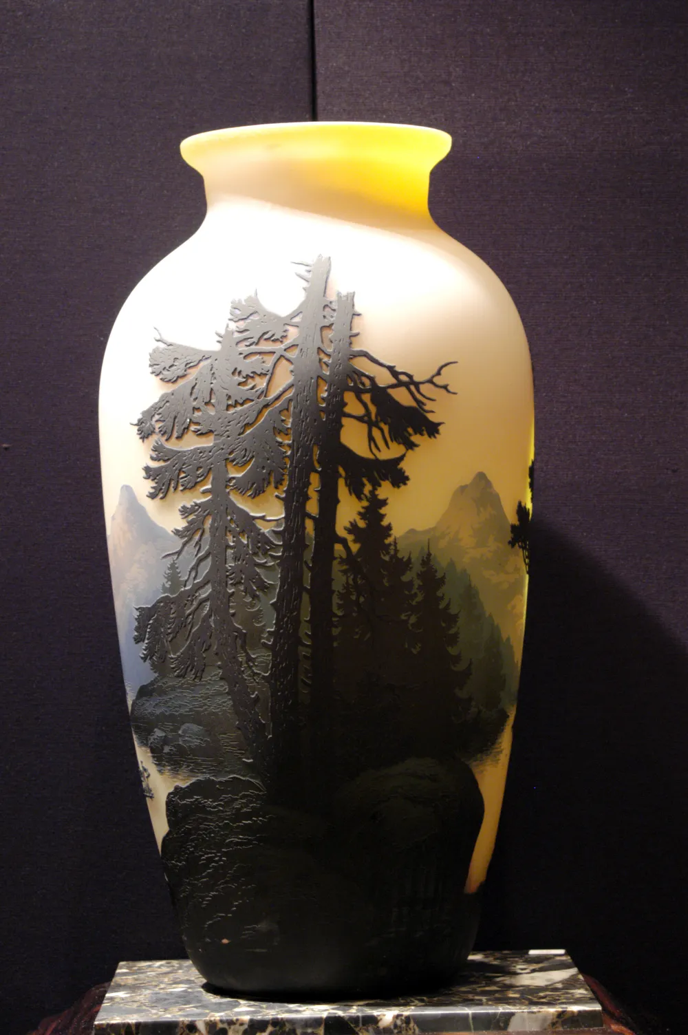 Vaso antico con design di paesaggio e alberi, firmato Muller Fres.