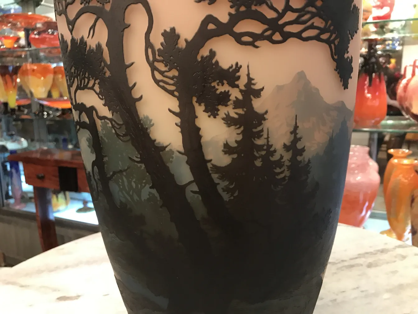 signiertes glas muller freres mit baum- und berglandschaft