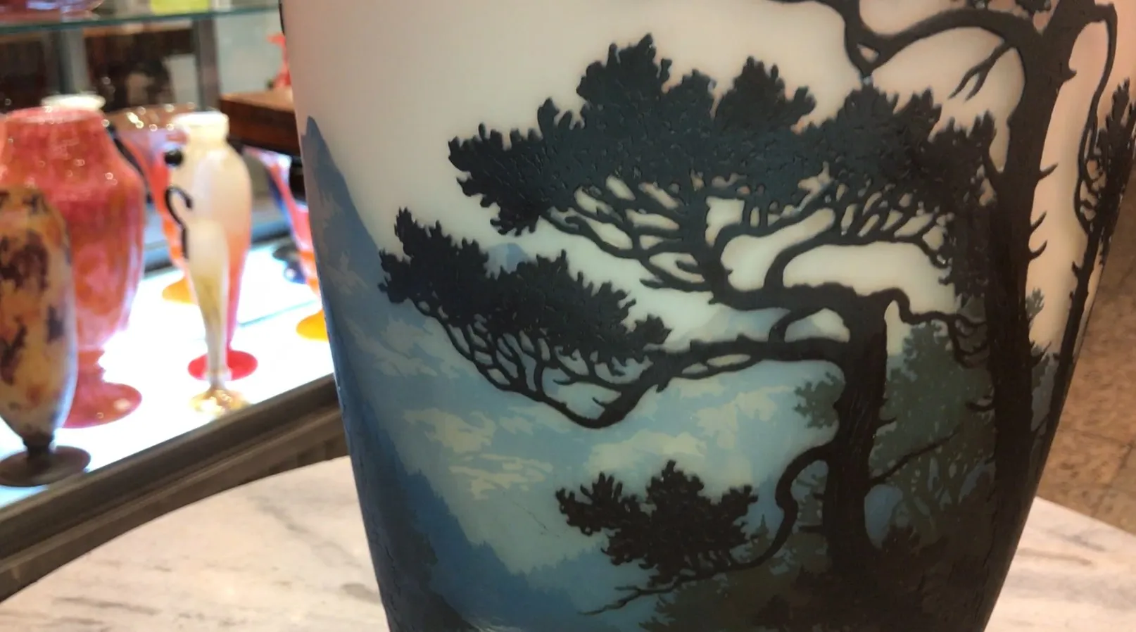 Verre ancien signé par Muller Fres avec motif d'arbre.